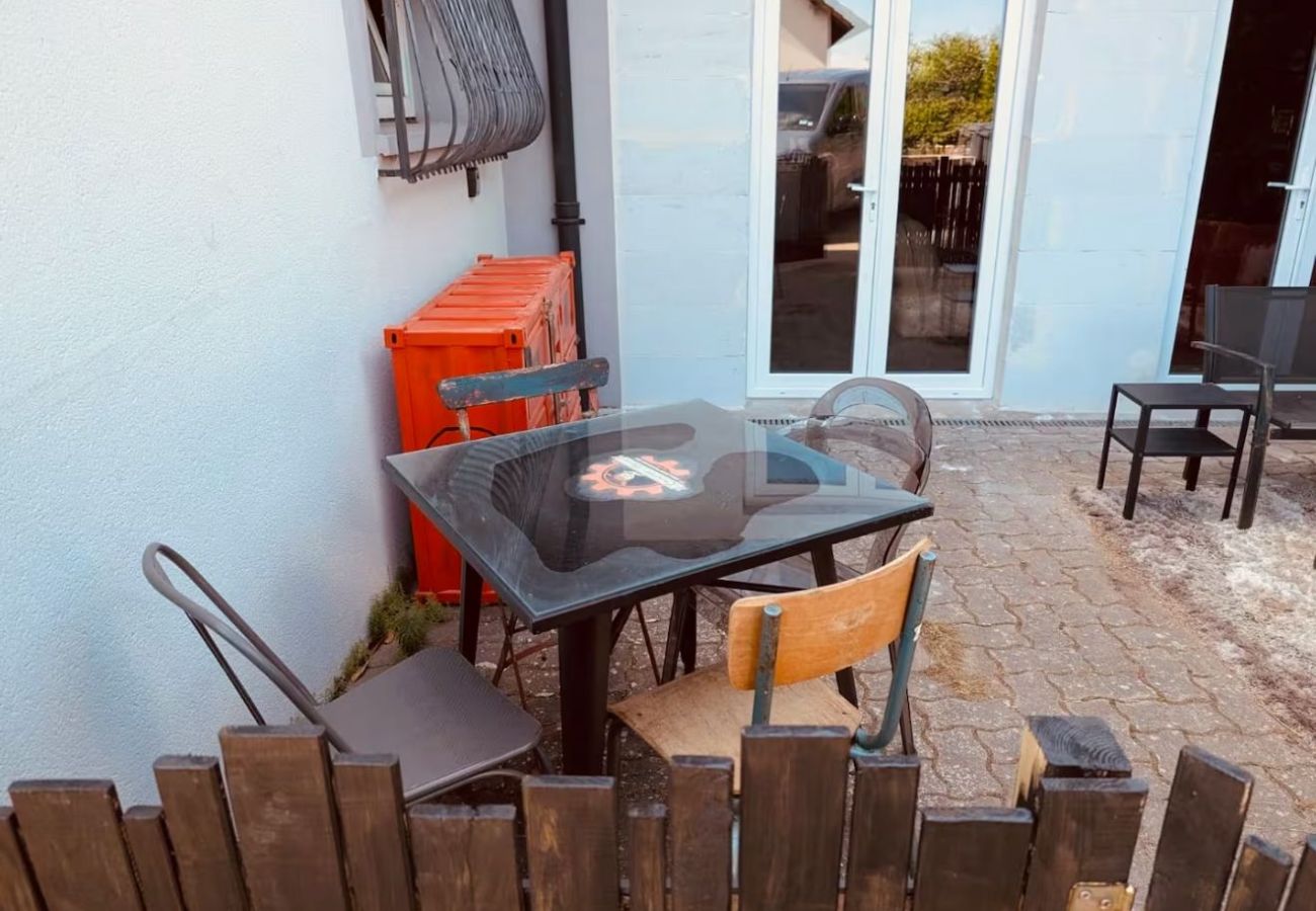 Terraced House in Laning - Comme au Garage