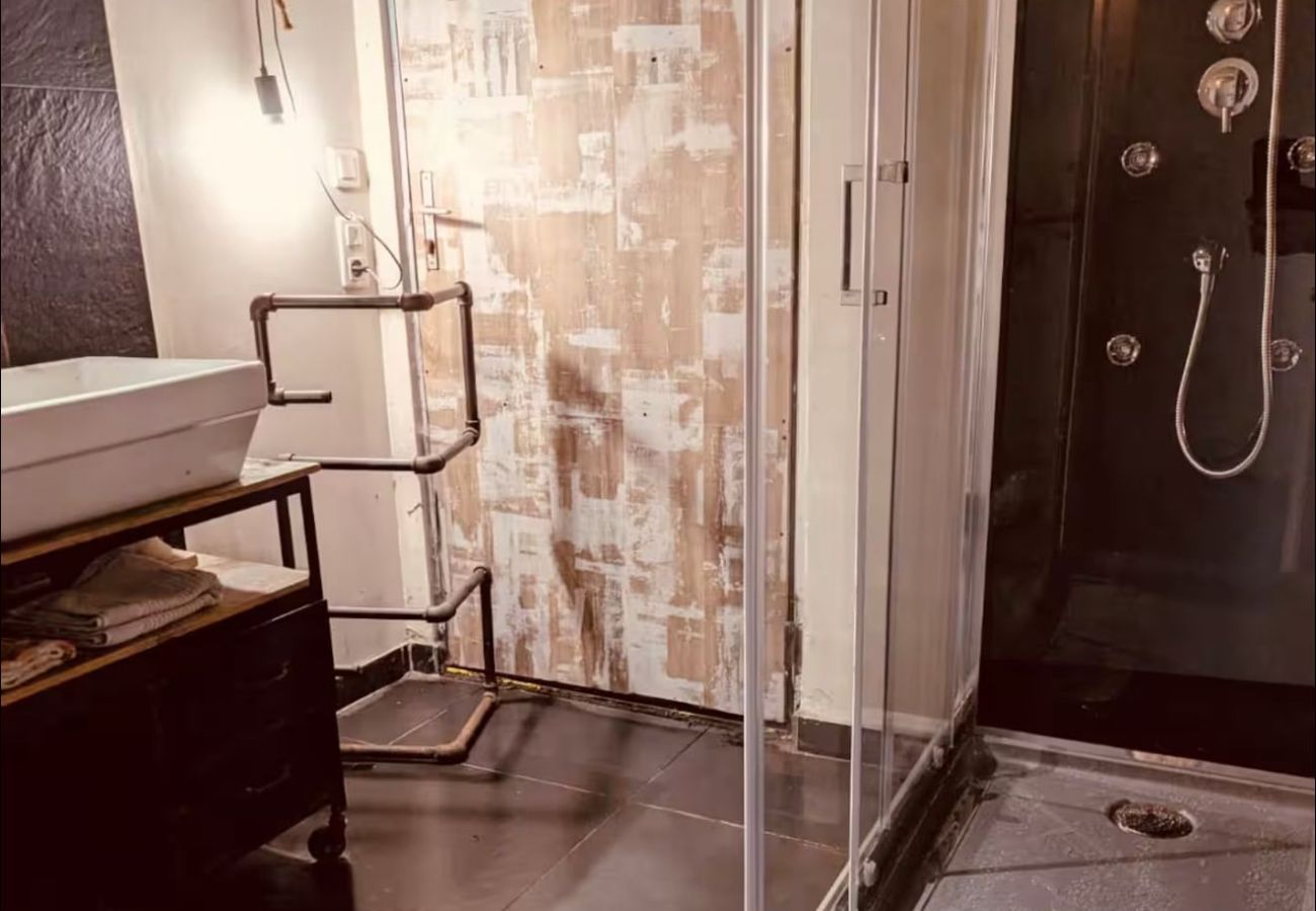 Terraced House in Laning - Comme au Garage